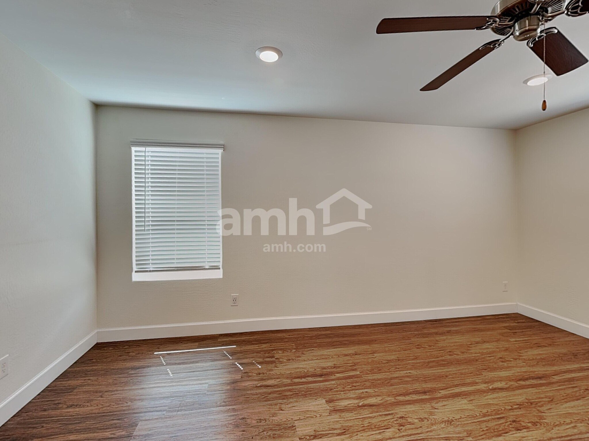 Building Photo - 12526 N 60th Ave