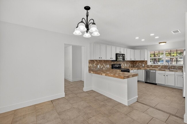 Building Photo - 670 Woodland Acres Dr