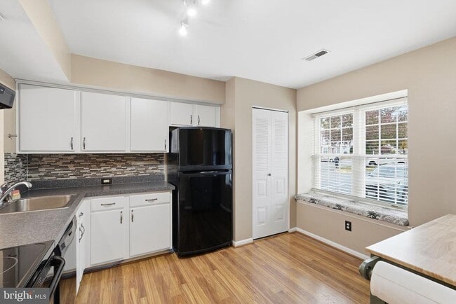 Building Photo - 168 Edinburgh Square