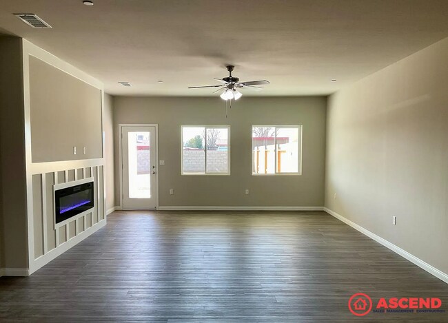 Building Photo - Spacious 4-Bedroom, 2-Bath Home with Fireplace, Garage & Full Appliances — No Pets