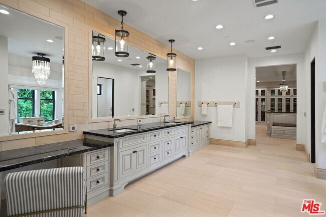 Building Photo - 20101 SW Cypress St