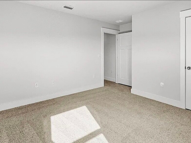 Building Photo - 5583 Clarity St