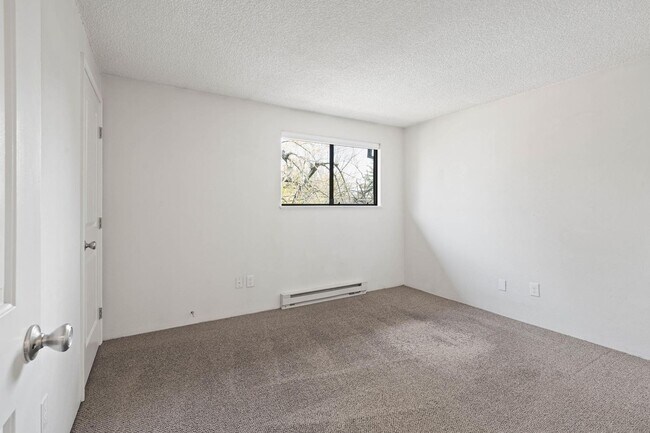 Building Photo - Well-maintained 2-bdrm/1-bath unit in tri-plex—On-site laundry, off-street parking, storage