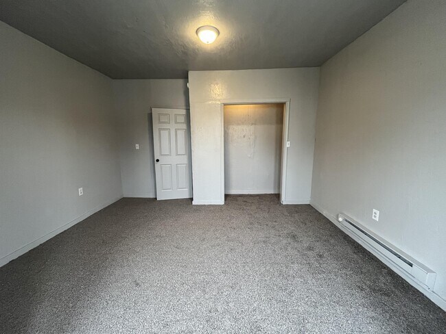 Building Photo - 615 W Locust St