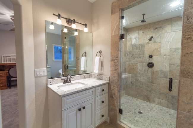 Building Photo - 724 N Walnut St