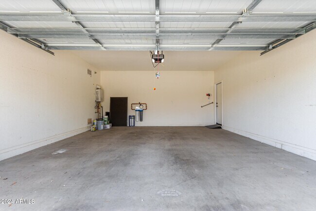 Building Photo - 10847 W Avenida Del Rey