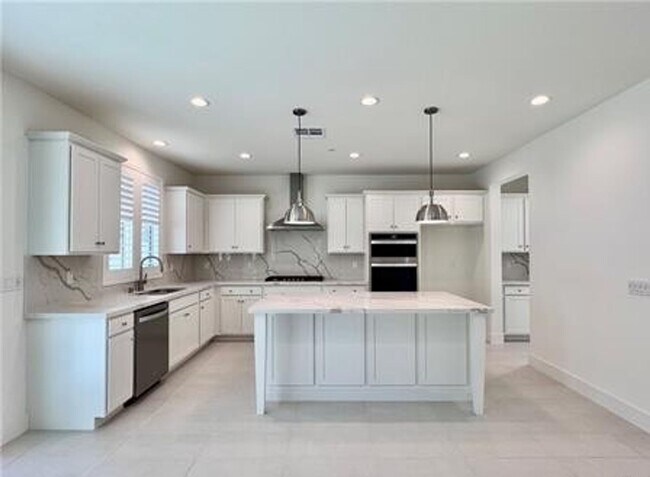 Building Photo - Stunning and Spacious 6BR 5BA Home w/ Solar Panels + Quartz Counter + Fenced Yard + 2 Car Garage ...