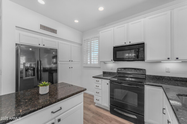 Building Photo - 2318 E Sunland Ave