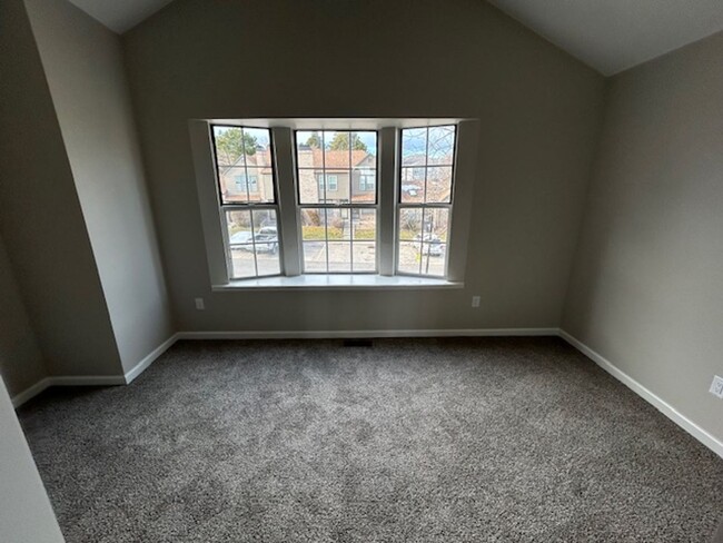 Building Photo - Fully Renovated Townhome in Great Aurora C...