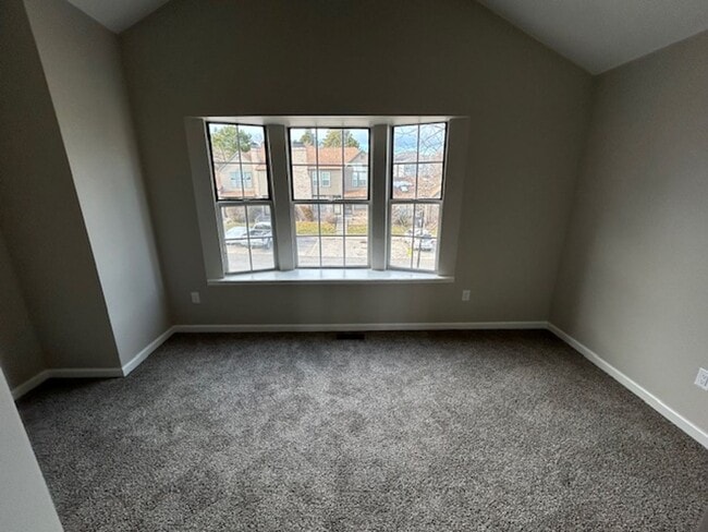 Building Photo - Like New Townhome in Great Aurora Community