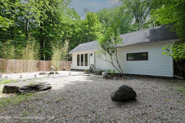 Building Photo - 10 Fitzsimmons Ln