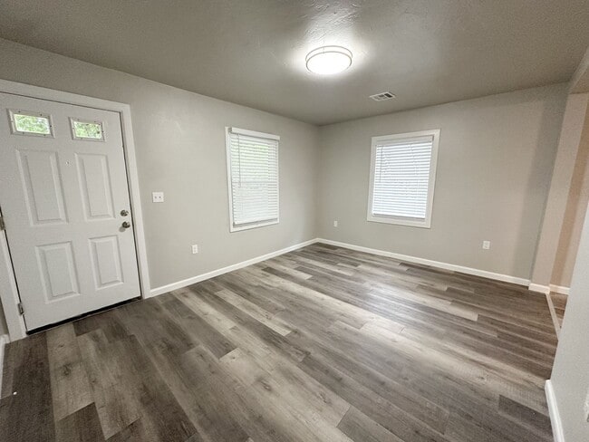 Building Photo - Updated 2 Bed 1 Bath - Large Carport and G...