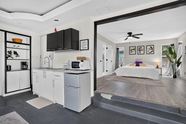 Building Photo - 27 NW 14th Ave