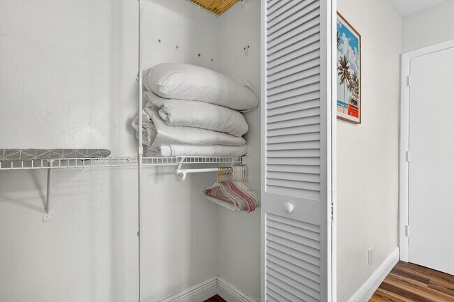 Building Photo - 1761 NE 55th St