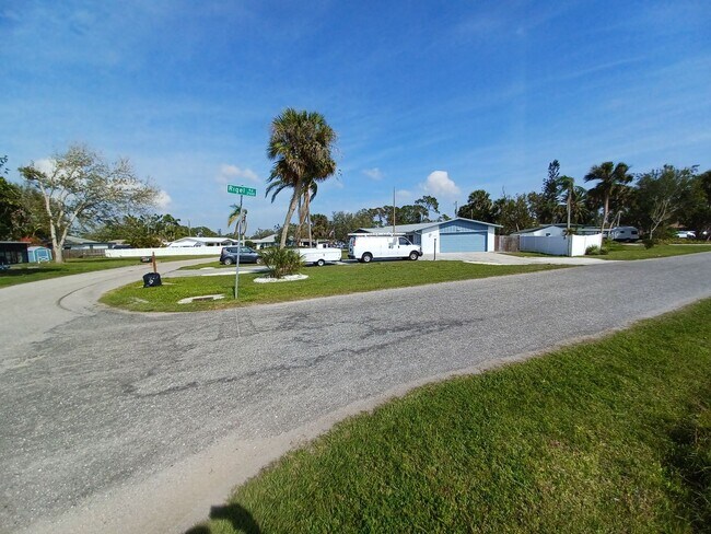 Building Photo - 2BR/2BA Pool Home in South Venice