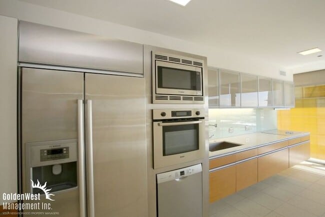 Building Photo - State of the Art Studio at Veer Towers in City Center!