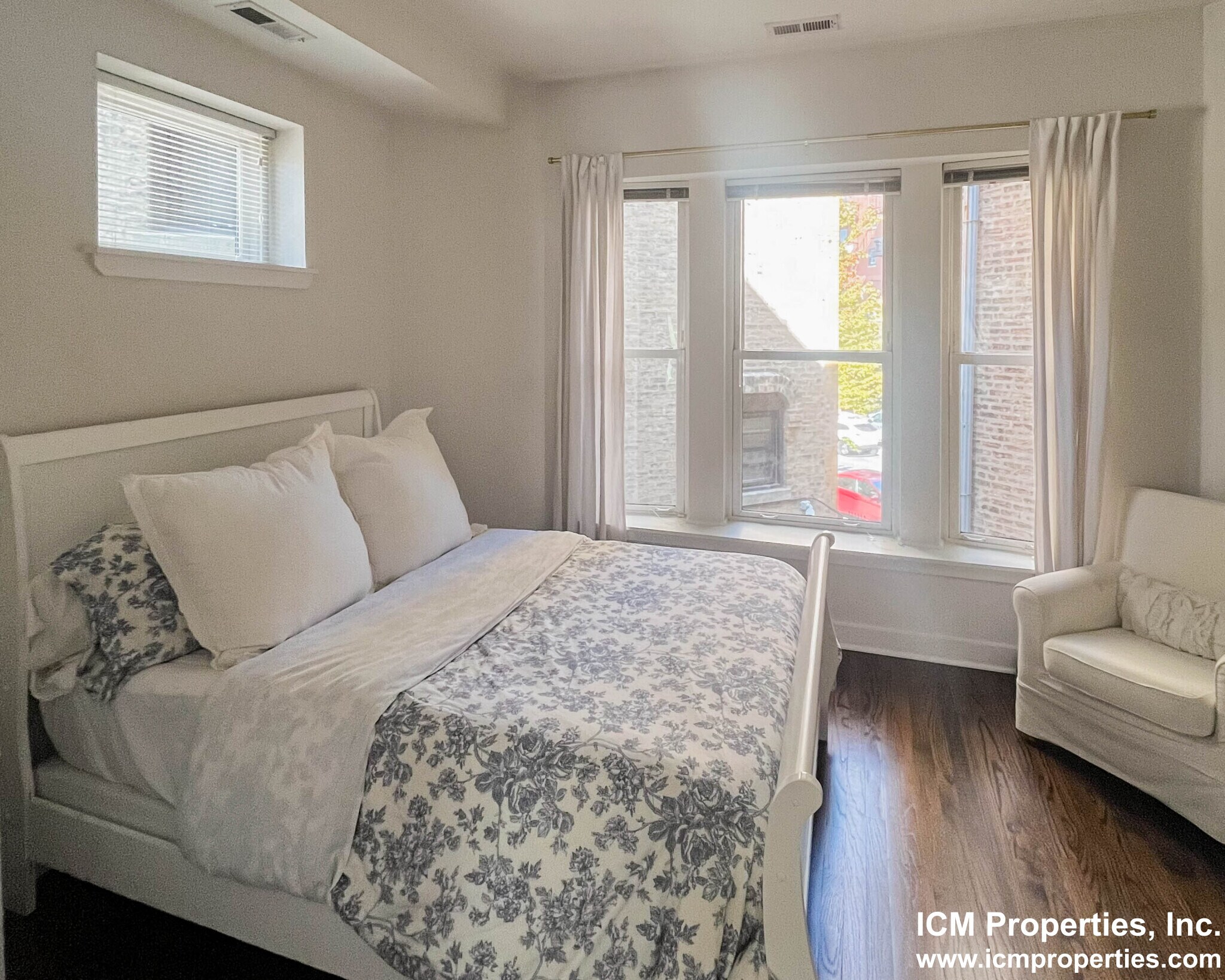 Building Photo - 1930 N Lincoln Ave