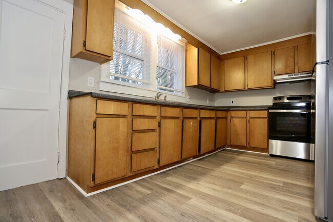 Building Photo - 634 W Bell St