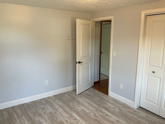 Building Photo - Spacious 3bed 3 bath Split-Level in Bethel...