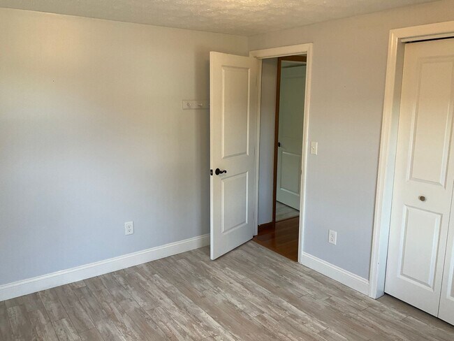 Building Photo - Spacious 3bed 3 bath Split-Level in Bethel Park – Updated Interiors & Private Backyard Oasis