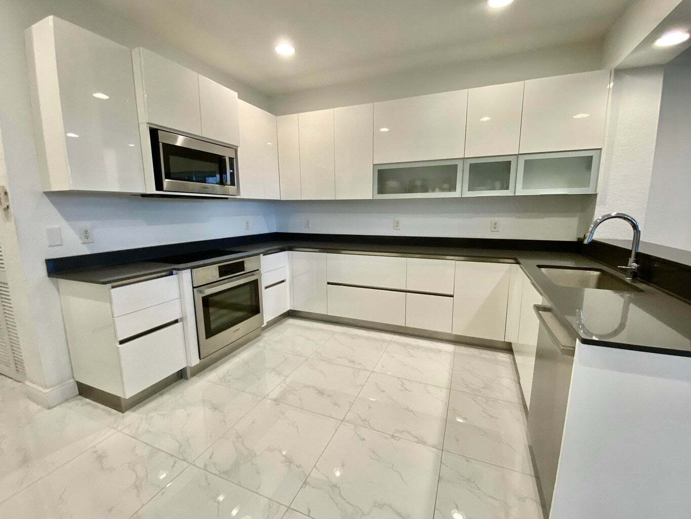 Building Photo - 850 Millbrae Ct