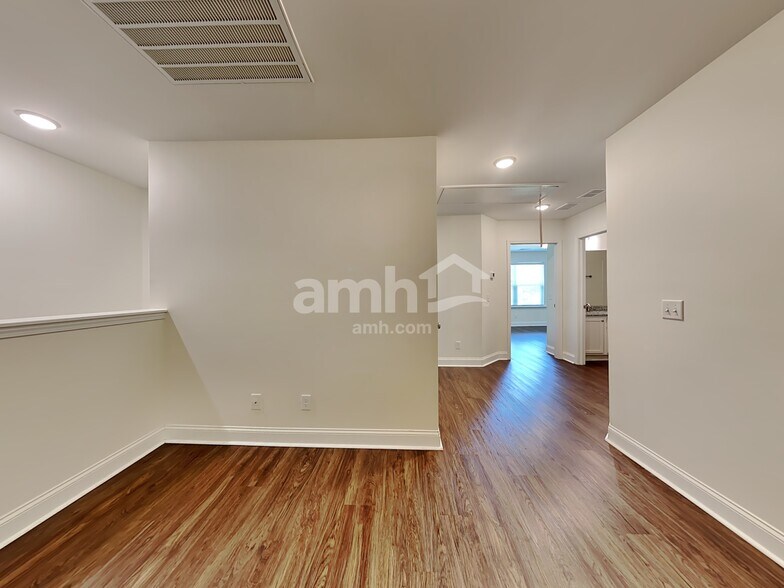 Building Photo - 230 Swan Dr