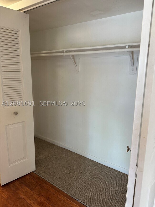 Building Photo - 10818 N Kendall Dr