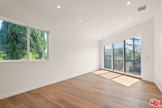 Building Photo - 257 S Park View St