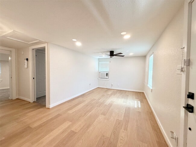 Building Photo - 738 Caisson St