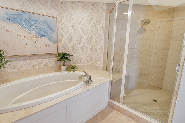 Building Photo - VACATION RENTAL Amazing 2/2 condo in the heart of downtown Sarasota with Bay View!