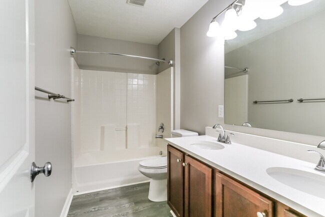 Building Photo - 585 Bettmann St