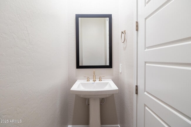 Building Photo - 5128 E Coolbrook Ave