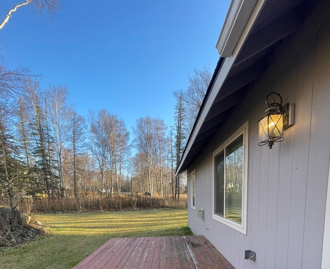 Building Photo - Private and conveniently located 3 bedroom...
