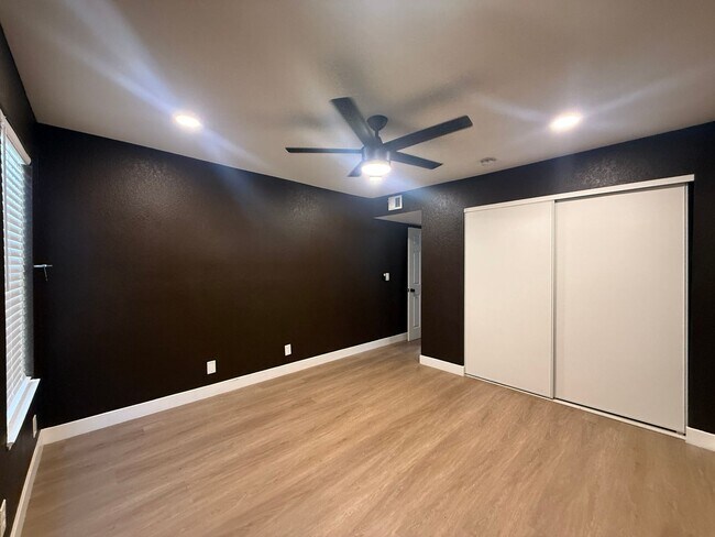 Building Photo - Recently remodeled 2-bed, 2-bath unit for rent in North Las Vegas!