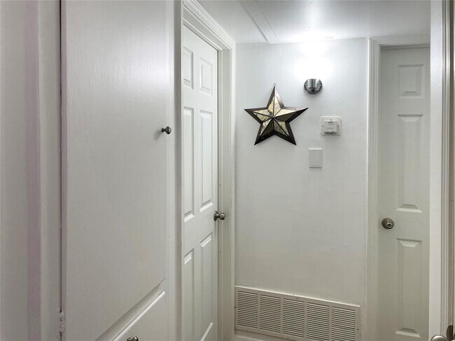 Building Photo - 1529 Wirt Rd