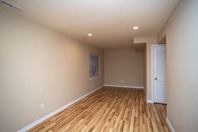 Building Photo - Well Maintained Home in Eastview Estates!