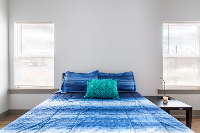 Building Photo - 1044 2nd Ave S