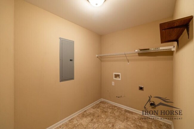 Building Photo - 285 Finch Way