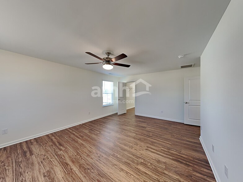 Building Photo - 561 Larragan Dr