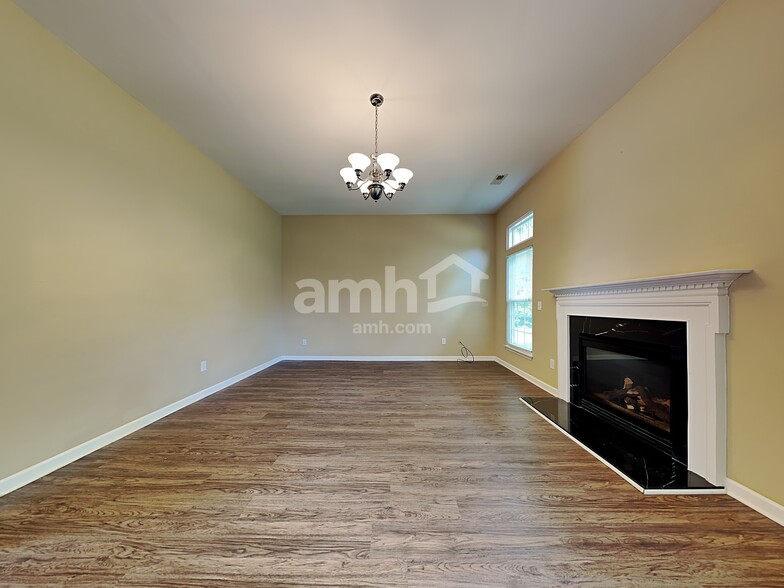 Building Photo - 127 Bathurst Ln