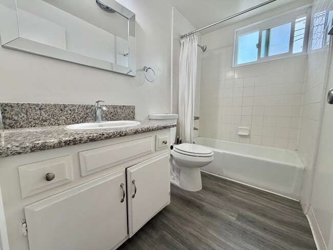 Building Photo - Spacious 2BD with Private Laundry Room, Garage Parking & Private Entrance