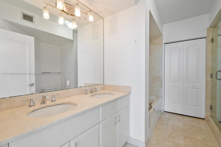 Building Photo - 6365 Collins Ave