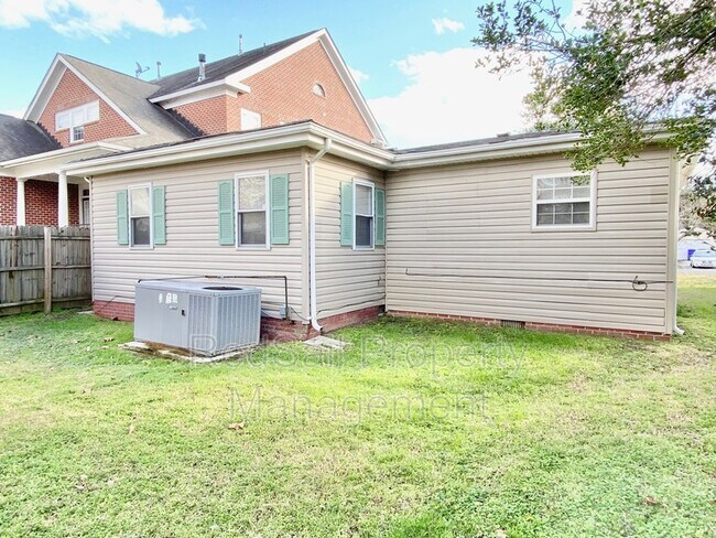 Building Photo - 2922 Hollister Ave
