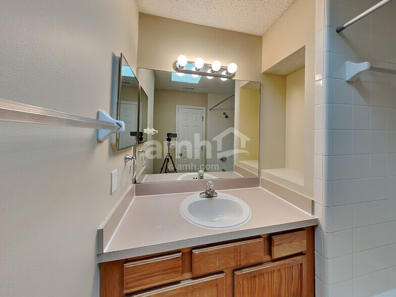 Building Photo - 2508 Westchester Ct