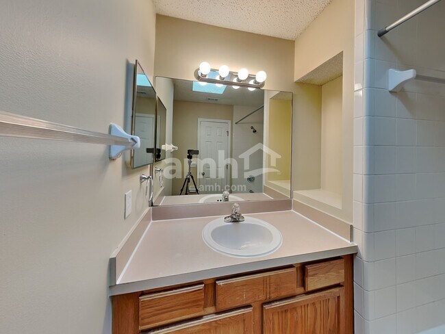 Building Photo - 2508 Westchester Ct