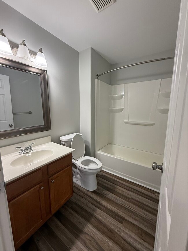 Building Photo - Townhome