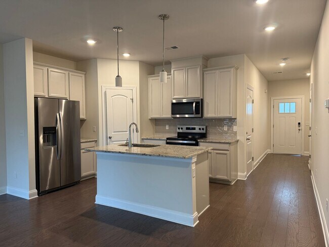 Building Photo - Three Bedroom Townhome Close to Columbia S...