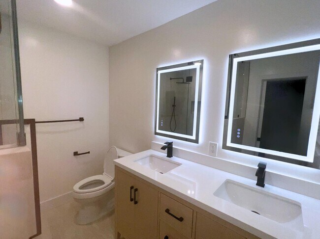 Building Photo - 1260 Manor Dr