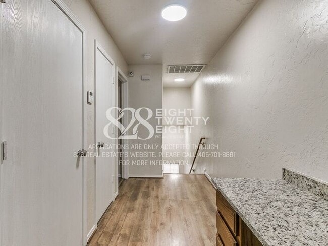 Building Photo - *AVAILABLE NOW!* Spacious 3 Bed/2.5 Bath Duplex Townhome Available in Norman!