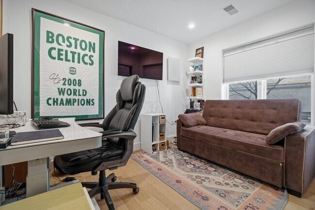 Building Photo - 946 Saratoga St